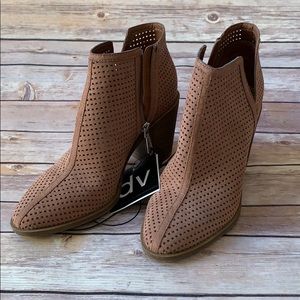 DV “Ettie” booties size 8